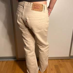 Beiga vintage levi’s jeans modell 501. Midjemått: 80cm. Innerbenslängd: 73cm