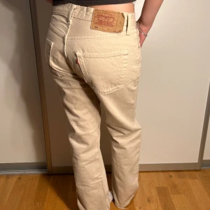 Levi’s jeans - Beiga vintage levi’s jeans modell 501. Midjemått: 80cm. Innerbenslängd: 73cm