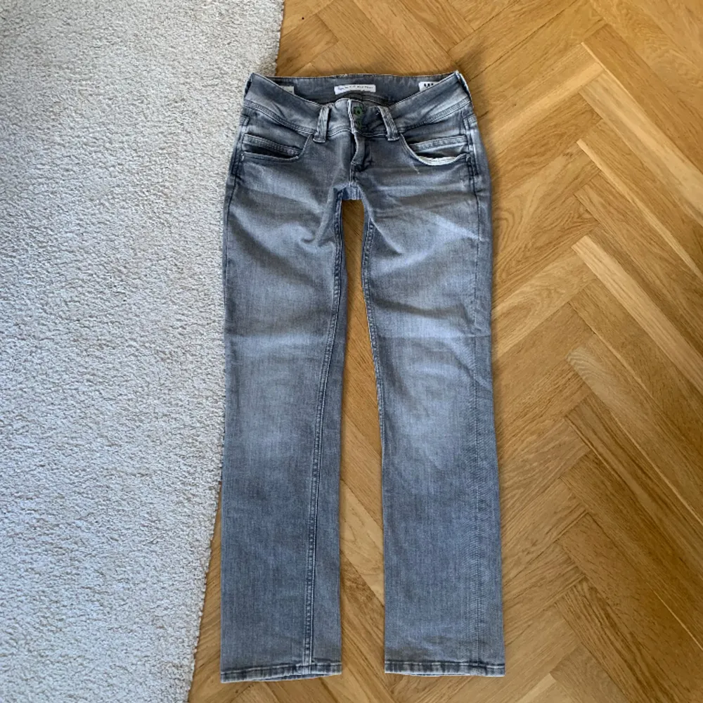 Lågmidjade jeans från Pepe Jeans i nyskick 💚 Modellen Venus. Längd: 99 cm. Innerbenslängd: 82 cm. Midja: 42 cm.. Jeans & Byxor.