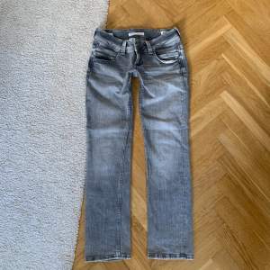 Lågmidjade jeans från Pepe Jeans i nyskick 💚 Modellen Venus. Längd: 99 cm. Innerbenslängd: 82 cm. Midja: 42 cm.