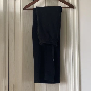 Mjukis Gina tricot - Svarta mjukisbyxor från Gina tricot! Inga defekter och har användts ett fåtal gånger! Kostar 300 nya