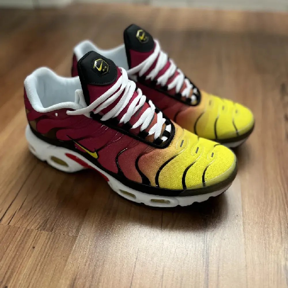 Hej säljer dessa Nike tn yellow/pink gradient i storlek 43. De kostar ca 3500 och är i nyskick. Kan mötas upp i Uppsala eller skicka ( köpare står för frakt). Kan även byta mot: Air max 95, Nike Tn i annan färg, Jordan 3, jordan Jordan 4 eller annat.. Skor.