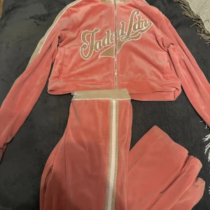 Jaded London Tracksuit - De är i jätte bra skick förutom 2 mindre fläckar som jag inte försökt att få bort, de går förmodligen bort med en grövre handtvätt, därav priset. Byxorna är i 38 och koftan 42, koftan är mindre i storleken så skulle säga att den sitter som en M