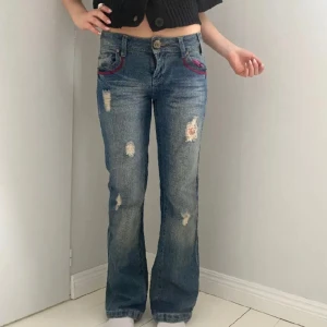 Lågmidjade jeans - Säljer de här lågmidjade snygga jeansen, de har slitningar😍 Midjemptt: 76, innerbenslängd:75