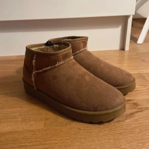 Bruna Uggs - Hej! Säljer dessa uggs liknande skorna. Använd en vinter. Skriv för fler bilder och frågor! 💘 