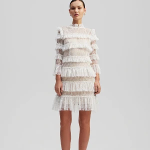 By malina klänning - Säljer min fina vita by malina klänning. Aldrig använd endast testad i storlek xs🩷