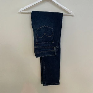 Jeans - Blåa jeans i storlek 0/25 ifrån levis. Lågmidjade och skinny. Fint skick. 