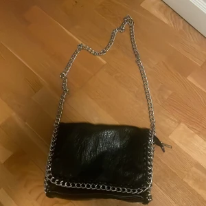 Säljer min hyfsat använda tiamo väska. Men i bra skick!💖 - Bra skick, köpt för 550 kr från scorett💖pris kan diskuteras vid snabb affär💋