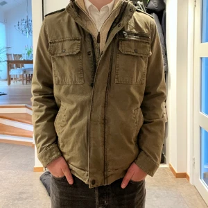 Levis jacka - Sjukt fet jacka från levis, har tagit bort taggen på den men aldrig använt den. Kostade $150 mitt pris 700 kr