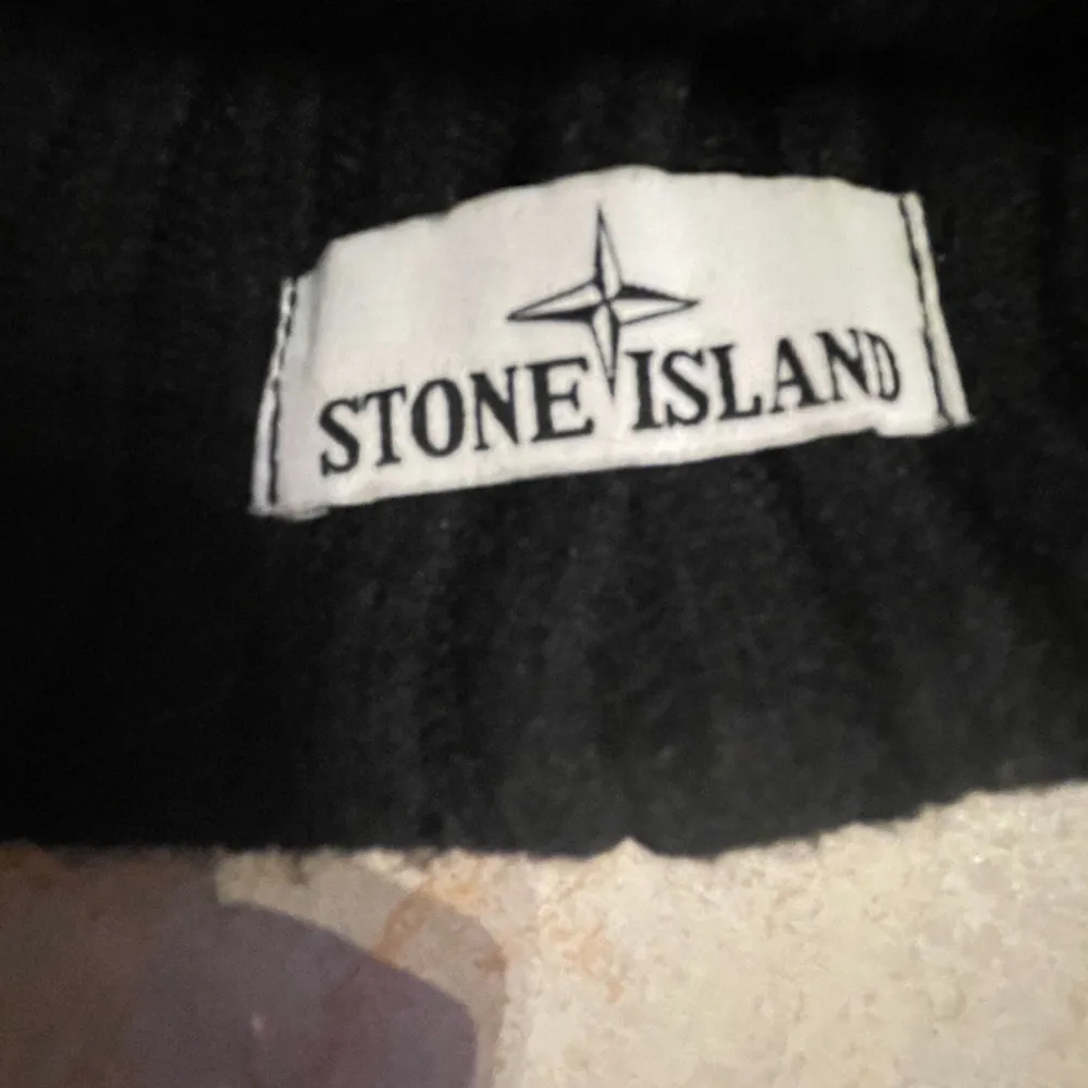 Säljer denna 1.1 copia Stone Island mössa då jag har tröttnat på den den är i bra skick och är använd få gånger.  Det är en stilren mössa och går att använda när som.  Märket är på sytt. Frakten betalas av köparen! . Övrigt.