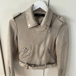 Bikerjacka från zara - Bikerjacka från zara, mkt fint skick. 