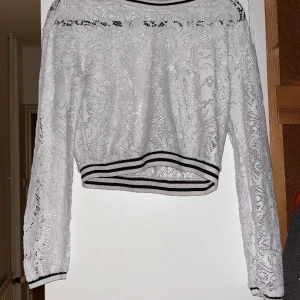 Spets topp  - Spets topp. Använd men är i mycket bra skick, hund finns i hemmet.