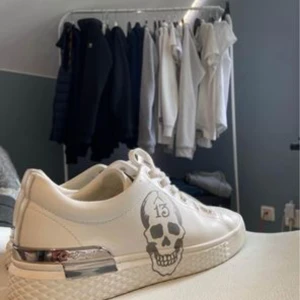 Ed Hardy skor - Säljer ett par riktigt fräscha ed Hardy skor i storlek 40. Skorna är endast använda 1 gång och är då i nyskick. Box och mera medföljer vid köp. Nypris ligger på 1199kr.  Vid frågor så hör av er gärna!