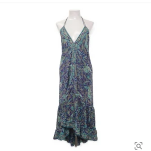 Strandklänning - Strandklänning som är köpt på Sellpy i silkes material, blå/flerfärgad 🦋🤍ONESIZE men passar mig som vanligtvis är S/M