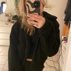 svart teddyjacka  - en svart teddyjacka som jag använt ett tag men nu tröttnat på 🫶🏼 superbra skick och jätte trendig! 