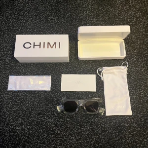 Chimi 04 grey  - 🟦 säljer dess i princip helt oanvända Chimi 04 grey köpta för 1250kr. Skick10/10! Hör gärna av er vid frågor eller för fler bilder! 🟦