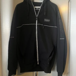 Mckenzie zip hoodie  - Säljer en svart Mckenzie zip up hoodie i storlek L, 