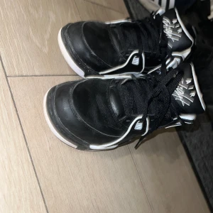 Nike AirFlight 89 Mid - Använd bokstavligen 1 gång.  Storlek 44.  Pris kan diskuteras  Orginalpris: 1500kr