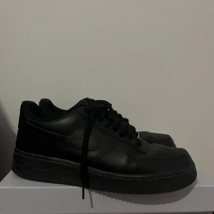Black Air force 1  - Säljer min svarta air force 1 pga att jag inte använder de längre. Skick 9/10. Har tappat bort skokartongen så skorna kommer utan den.