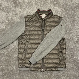 Moncler maglia cardigan - Tja. Nu säljer jag denna sjukt fina moncler maglia cardigan i en fin grå färg. skicket är otroligt bra. Den är självklart äkta och finns bevis . Nypris 9000 mitt pris 3945kr. Strlk XL men känns som M. Är ca 180 på bild😊
