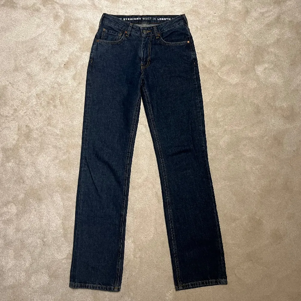 Fina Low straight jeans från Bikbok, oanvända och i bra skick! Nypris: 699kr. Jeans & Byxor.
