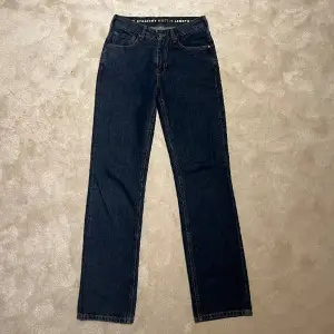 Fina Low straight jeans från Bikbok, oanvända och i bra skick! Nypris: 699kr