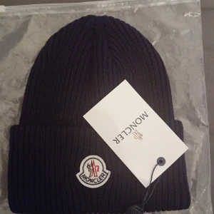Moncler Mössa - Bekväm Moncler mössa som passar nästan all stil. Mössan är helt ny och oanvänd. Skicka ett dm vid frågor 📩
