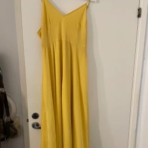 Fin långklänning  - En långklänning från NAKD Använd 3 gånger  Den är i finnt skick  Knytning baktill och Justerbara band. 