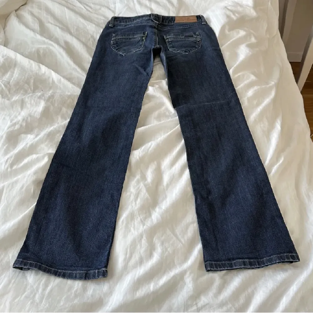 Supersnygga lågmidjade bootcut jeans med ursnygga fickor som tyvärr är för korta på mig. Helt nya! Kontakta för frågor eller intresse💗. Jeans & Byxor.