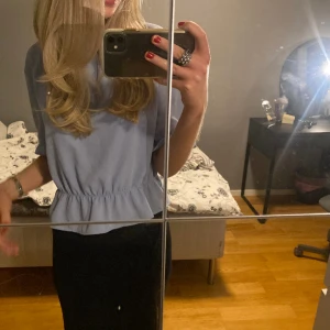 Jättesöt topp - Jättesöt topp från Gina! Perfekt nu till sommar och vår! Ganska gammal men inte så använd så bra skick ändå. Storlek 34 men sitter jättebra på mig som har 36. Köpare står för frakt💖💖