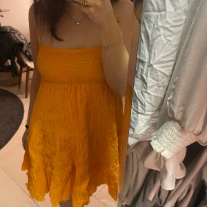 Zara klänning  - Superfin sommarklänning i färgen orange!😍 så fin nu till sommar, använd 1 gång❤️