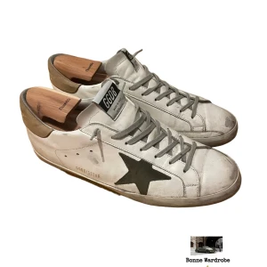 Golden Goose - Feta golden goose skor i storlek 44✔️ Skick 8/10.✔️ Skor och box medföljer✔️ Nypris: ca 5000 mitt pris: 2599✔️ Vid minsta fundering ställ frågor!✔️ Fraktas via PostNord eller instabox och köparen står för frakt!✔️  