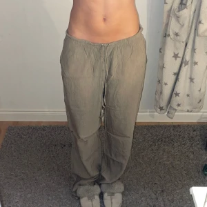 Gröna lösa byxor - Gröna byxor från zara i st m, sitter såhär på mig som oftast har 36/38. 100kr💕