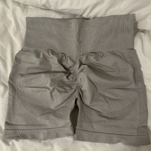 Gymshorts - Riktigt snygga gymshorts som sitter bra😍 Påminner om relodes scrunch shorts! Helt oanvända och i nyskick, har inte kunnat använda de eftersom de tyvärr är för stora🩷