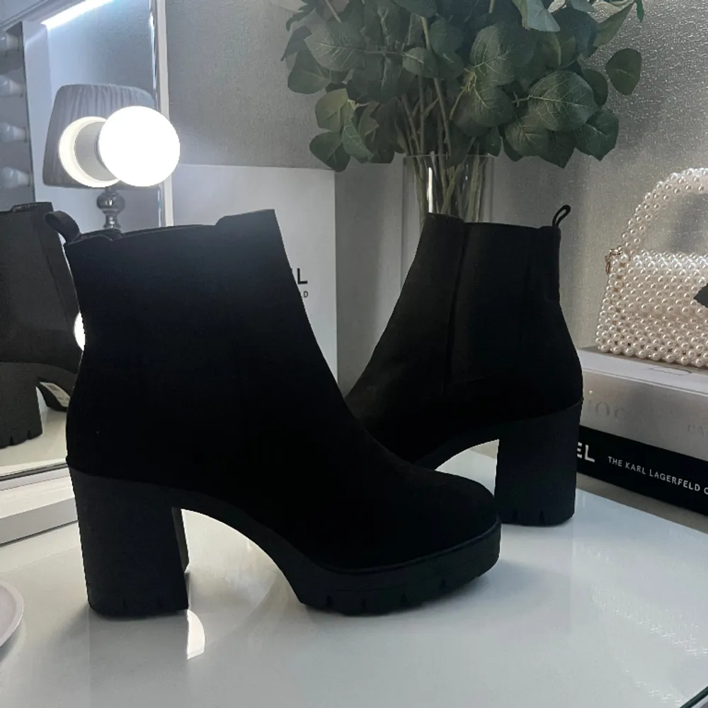 Säljer dessa boots skor som är helt nya och är oanvända, köpte dom för 600kr men säljer dom för 550kr och dom är i storlek 42🥰. Skor.