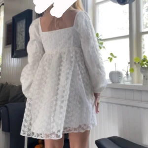 Studentklänning - Vit klänning perfekt till studenten! Kom med prisförslag🤍👩‍🎓