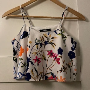 Blommig topp - Jättefin blommig topp från BikBok!