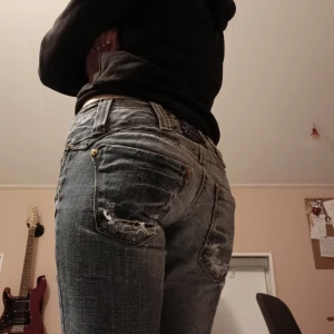 Lågmidjade flare jeans - Ett par supersnygga lågmidjade utsvängda jeans💞 köpta på plick men måste tyvärr sälja då jag återigen köpt fel storlek 🥲 midjemåttet: 35-37cm rakt över och innebenslängd: ca. 78cm