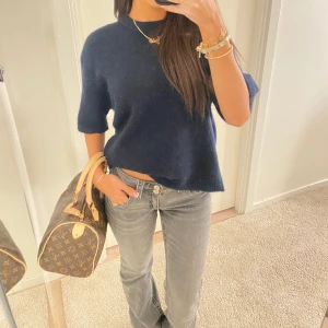 Gråa lågmidjade bootcut jeans  - Jätte fina low Waist bootcut jeans🩶 Passar någon upp till 165, dem är även justerbara i midjan! 