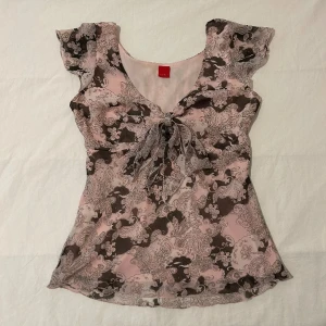 2000s paisley topp - söt brun/rosa flowy topp med knytning på framsidan, lite missfärgad på insidan upptill på ryggen och har svaga bläckpennsmärken(?) på ryggen