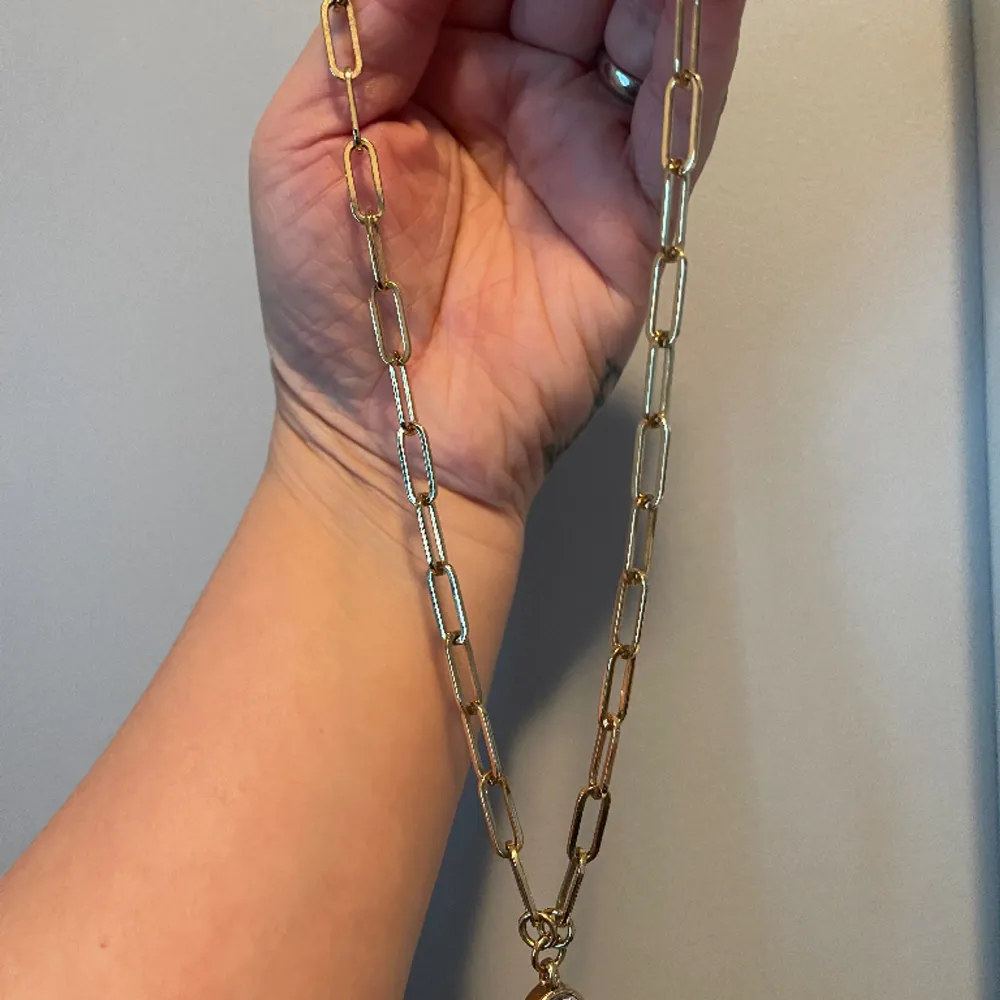Oanvänd dyrberg kern halsband  tags kvar. fick som present och använder inget halsband. längd 42cm. Accessoarer.