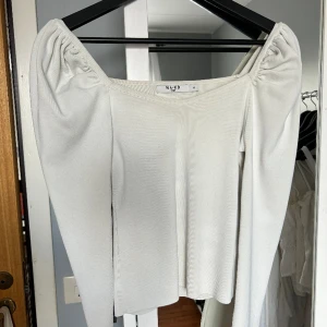 Långärmad topp med puffärm - Super söt långärmad topp från nakd i lite tjockare material. Sparsamt använd🫶🏽🙌🏽