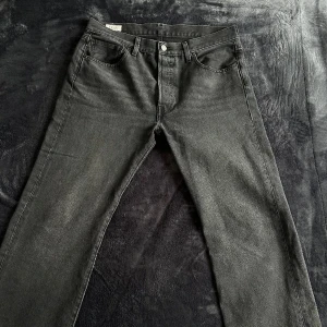 Levis 501 - Riktigt feta levis 501 i en mörkgrå färg  Storlek 33/32