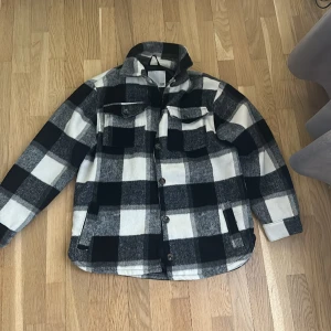Vår jacka  - Vår jacka ej använd från lager 157  Storlek 160