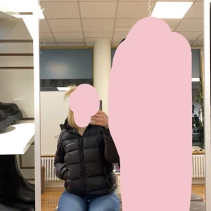 peak performance jacka  - INTRESSEKOLL på  min svarta peak jacka då den inte kommer till användning längre, fint skick på den två hål men inga som syns. kan skicka fler bilder på den privat 💗