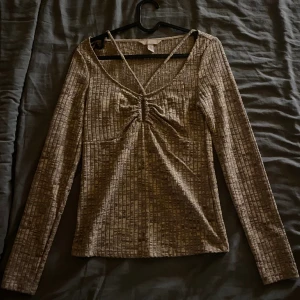 tröja - säljer en tröja som endast är använd en gång i strl s