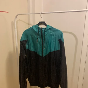 Nike jacka  - Har en fläck, 100kr tho 🔱 Storlek L sitter som M