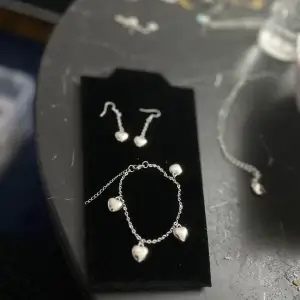 Unikt set handgjord och rostfri i kedja och krok! Du får ett par örhängen, ett armband och ett halsband! Superbilligt💫Mina mest sålda smycken av hjärtan! ♥️♥️