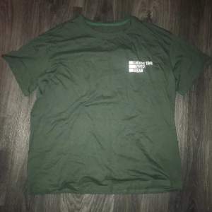 Mörkgrön t-shirt utan fläckar eller hål, använd en gång i somras🫶