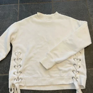 Tröja m snörning  - Så snygg tröja med snörning på sidorna👌❣️❣️